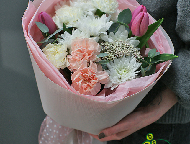 Букет с розовыми тюльпанами и белой хризантемой Фото